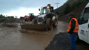 Erzurum'da sağanak trafiğin aksamasına neden oldu