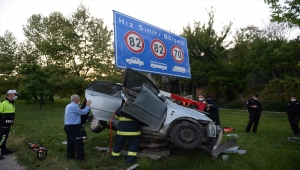 Eskişehir'de otomobilin hız uyarı levhasına çarpması sonucu bir kişi yaralandı