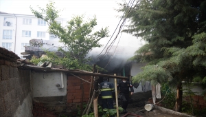 Eskişehir'de yangın çıkan evinde mahsur kalan yaşlı adamı komşusu kurtardı