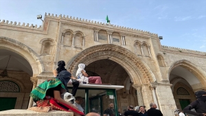 Filistinliler, fanatik Yahudilerin baskınını önlemek için Mescid-i Aksa'da nöbet tutuyor