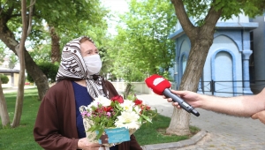 Gaziantep'te kapanan çiçekçilere destek amacıyla alınan çiçekler 65 yaş üstü annelere dağıtıldı