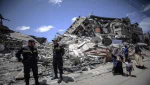 Gazze'de belediye ekipleri 24 saat enkaz kaldırma ve temizlik çalışması yapıyor