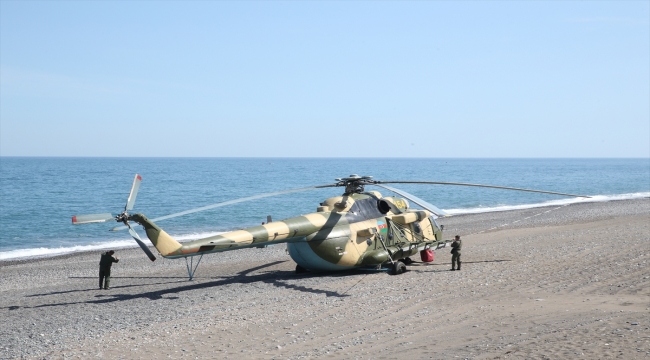 Giresun'da sahile zorunlu iniş yapan Azerbaycan'a ait askeri helikopterdeki arıza giderilmeye çalışılıyor