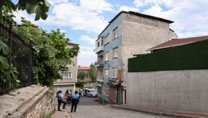 GÜNCELLEME - Fatih'te kolonları çatlayan bina boşaltıldı