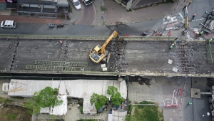 İBB meydan düzenlemesi kapsamında Beşiktaş sahildeki köprüyü yıkıyor