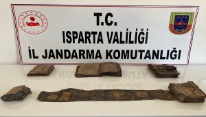 Isparta'da ceylan derisine yazılmış 5 tarihi Tevrat ve parşömen ele geçirildi 