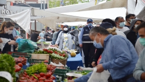 İstanbul'da vatandaşlar Kovid-19 tedbirlerine uyularak açılan pazarlardan alışveriş yapıyor