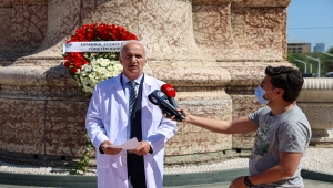 İstanbul Eczacı Odası Taksim Cumhuriyet Anıtı'na çelenk bıraktı