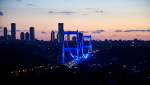 İstanbul'un köprüleri "Engelliler Haftası" için mavi renkle aydınlatıldı