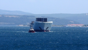 İtalya'ya götürülen gemi parçası Çanakkale Boğazı'ndan geçirildi