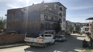 İzmir'de 4. kattaki evlerinin penceresinden kamyonetin kasasına düşen çocuk yaralandı