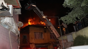 İzmir'de bir fırının çatısında çıkan ve 2 binaya daha sıçrayan yangın hasara neden oldu