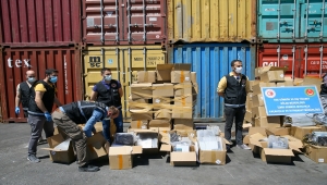 İzmir'de kaçak yollarla ülkeye sokulan 501 kripto para üretim makinesi ele geçirildi