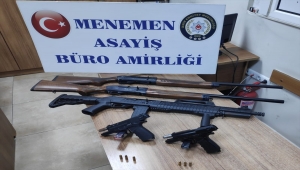 İzmir'de polisin "dur" ihtarına uymayan araç kaza yapınca şüpheliler yakalandı 