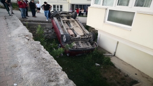 Karabük'te bir kamyonet apartman bahçesine düştü