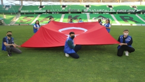 Karabük'te park halindeki otomobil yandı