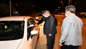 Karabük Valisi Gürel "tam kapanma" denetiminde sürücü ve yolcuların izin belgelerini kontrol etti