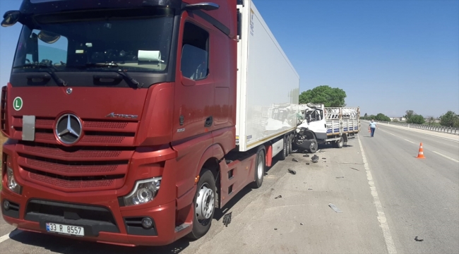 Karaman'da tırın dorsesine çarpan kamyonetin sürücüsü öldü