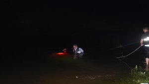 Kars'ta baraj sularına gömülen otomobildeki 3 kişi kurtarıldı