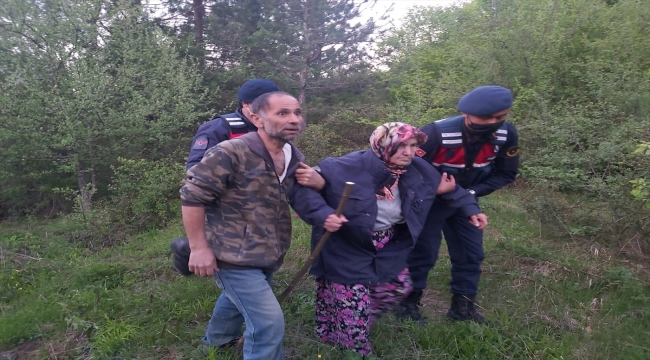 Kastamonu'da donmak üzereyken bulunan yaşlı kadını jandarma personeli sırtında taşıdı 
