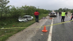 Kastamonu'da iki otomobil çarpıştı: 2 ölü, 1 yaralı