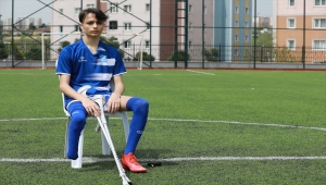 Kaybettiği ayağına rağmen "forvetliği" bırakmadı