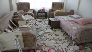 Kayseri'de bir evin oturma odasının tavanındaki alçı sıvaların düşmesi sonucu bir kişi yaralandı