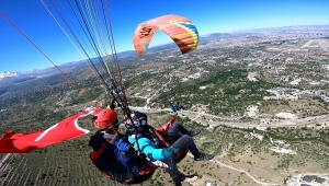 Kayseri'de sporcular, 19 Mayıs'ı yamaç paraşütü atlayışıyla kutladı