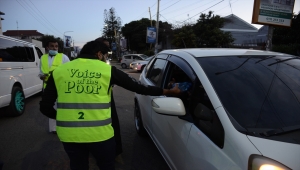 Kenyalı gönüllüler ramazan boyunca trafikte kalan sürücülere iftar için hurma ve su dağıttı