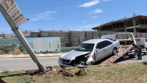 Kilis'te aydınlatma direğine çarpan otomobile başka araç çarptı: 2 yaralı