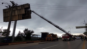 Kırıkkale'de şiddetli fırtına çatıları uçurdu, ağaçları devirdi