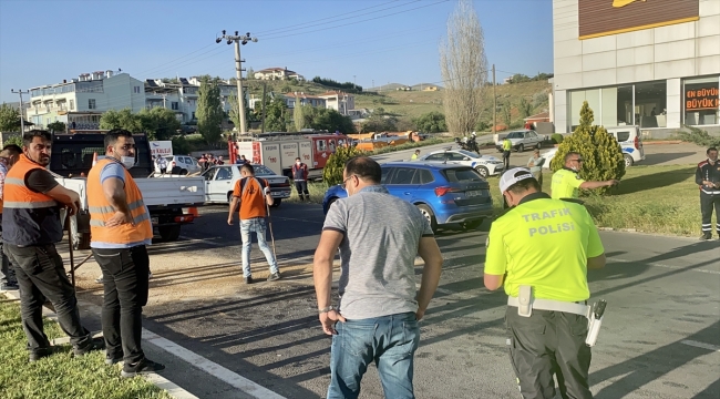 Kırşehir'de 3 aracın karıştığı kazada iki kişi yaşamını yitirdi, iki kişi yaralandı