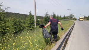 Kocaeli'de fabrika sahasına giren yılan itfaiye ekiplerince yakalandı