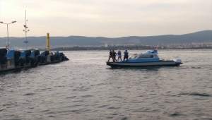Kocaeli'de tekneleri arızalanınca denizde mahsur kalan gençleri deniz polisi kurtardı