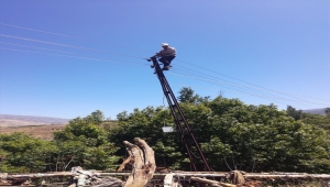 Malatya'da elektrik direğinde mahsur kalan kişiyi itfaiye kurtardı