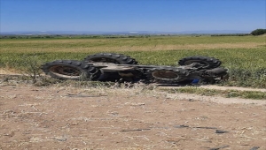 Manisa'da devrilen traktörün sürücüsü öldü