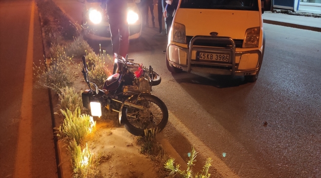 Manisa'da "dur" ihtarına uymayan motosiklet sürücüsü ile arkadaşı polis aracına çarpınca yakalandı
