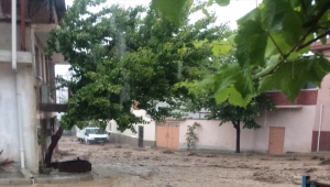 Manisa'da sağanak su baskınlarına neden oldu