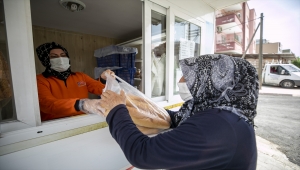 Mersin'de bir hayırsever aldığı 4 bin ekmeği vatandaşlara ücretsiz dağıttırdı