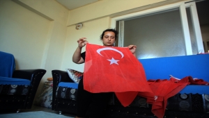 Mersin'de çöpte bulduğu Türk bayraklarını evinde muhafaza altına alan kadın takdir topladı 