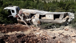 Mersin'de uçuruma yuvarlanan tankerin şoförü hayatını kaybetti