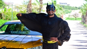 Mersinli taksici, Kovid-19 salgınında moral vermek için "Batman" kostümüyle hizmet veriyor 