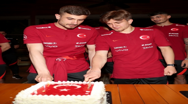 Milli futbolcular Dorukhan Toköz ve Rıdvan Yılmaz'ın doğum günü kutlandı