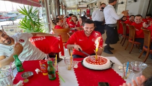 Milli karateciler Porec'de elde ettikleri tarihi başarıyı Esat Delihasan'a adadı