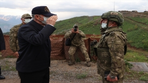 Milli Savunma Bakanı Akar, Irak'ın kuzeyindeki üs bölgesinde denetleme ve incelemelerde bulundu: