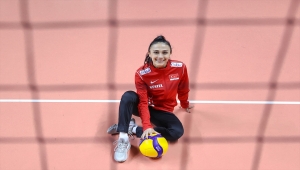 Milli voleybolcu Simge Aköz, katılacakları turnuvalarda Türkiye'yi gururlandırmak istediklerini belirtti: