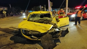 Muğla'da kamyonete çarpan taksinin sürücüsü yaralandı 