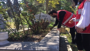 Ordu'da Kızılay ekipleri kabir ziyareti yapamayan vatandaşlar için mezarlıkları temizleyerek dua etti