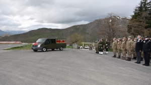 Pençe-Yıldırım Operasyonu'nda şehit olan asker için Hakkari'de tören düzenlendi