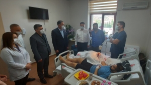 Sağlık-Sen Genel Başkanı Durmuş, hastanın bıçaklı saldırısına uğrayan doktoru hastanede ziyaret etti